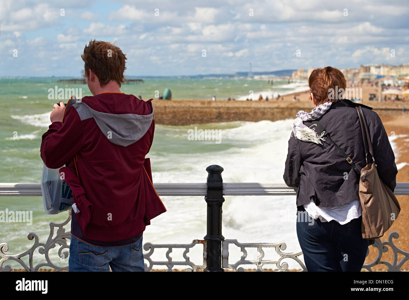 Touristen in Brighton Beach, am Meer Attraktion Sussex, England UK. Stockfoto