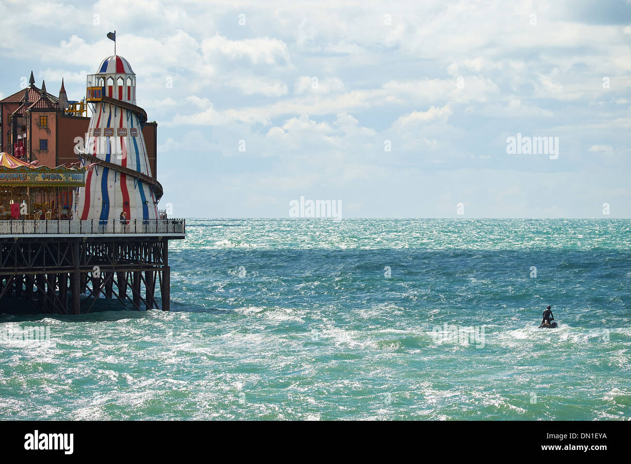 Jet Ski in der Nähe von Brighton Pier, Fairground Attraction Sussex, England UK. Stockfoto