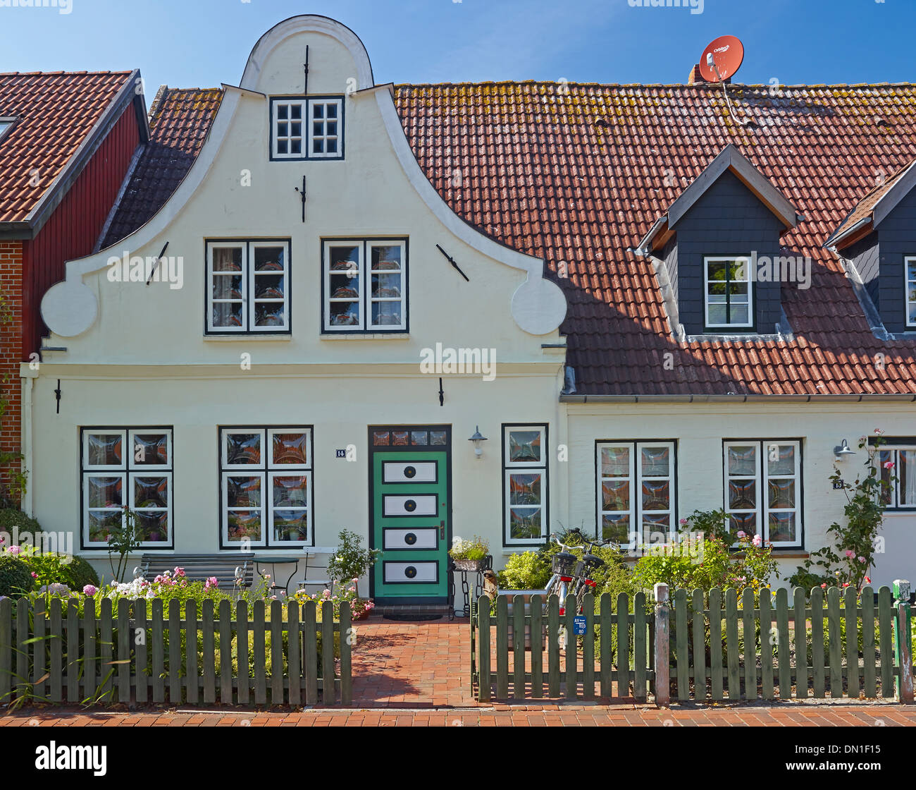 Haus Mit Vorgarten Am Hafen In Tonning Nordfriesland Schleswig Holstein Deutschland Stockfotografie Alamy