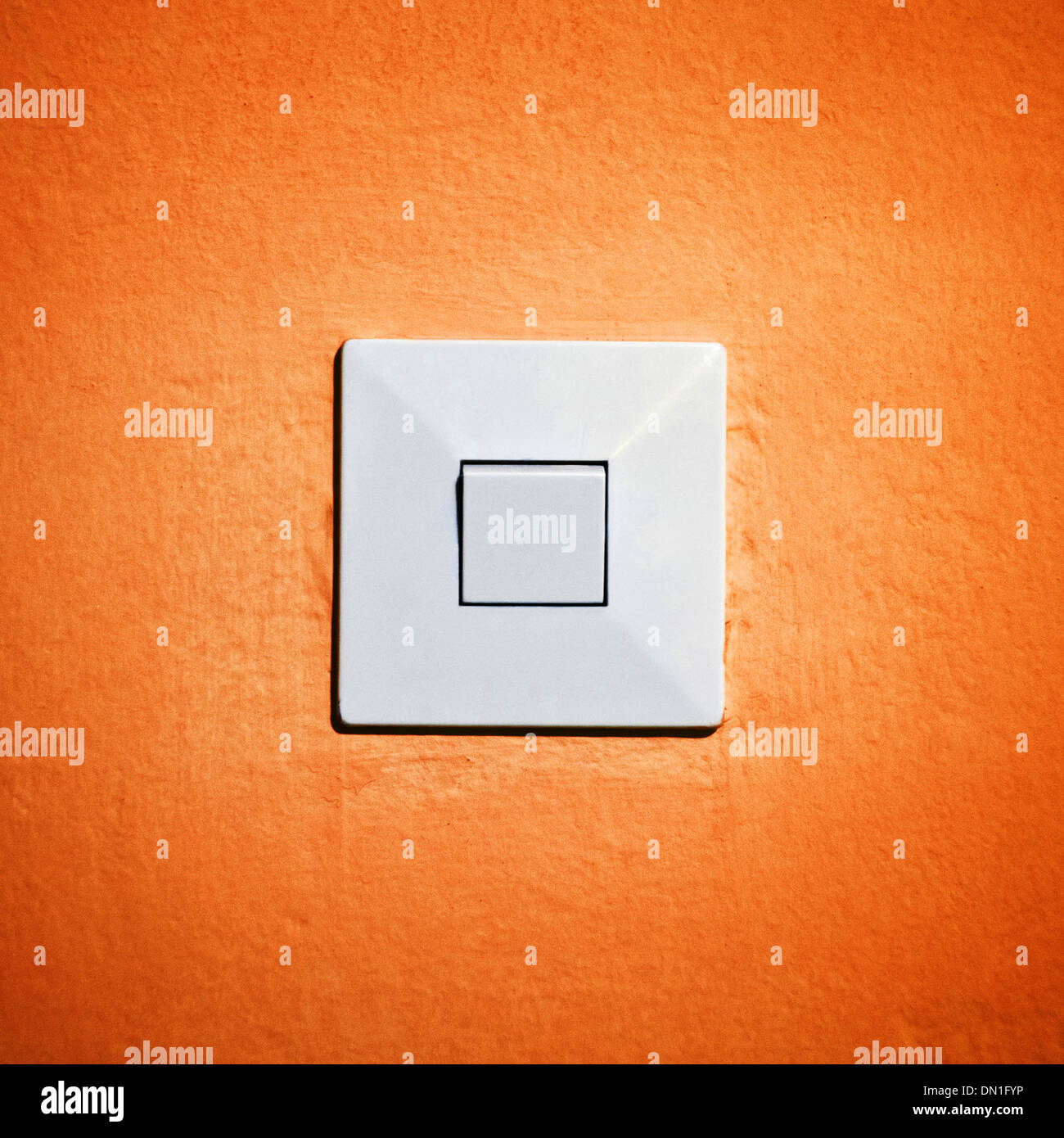 Vintage Lichtschalter an orange Wand. ein- und aus-Konzept Stockfoto
