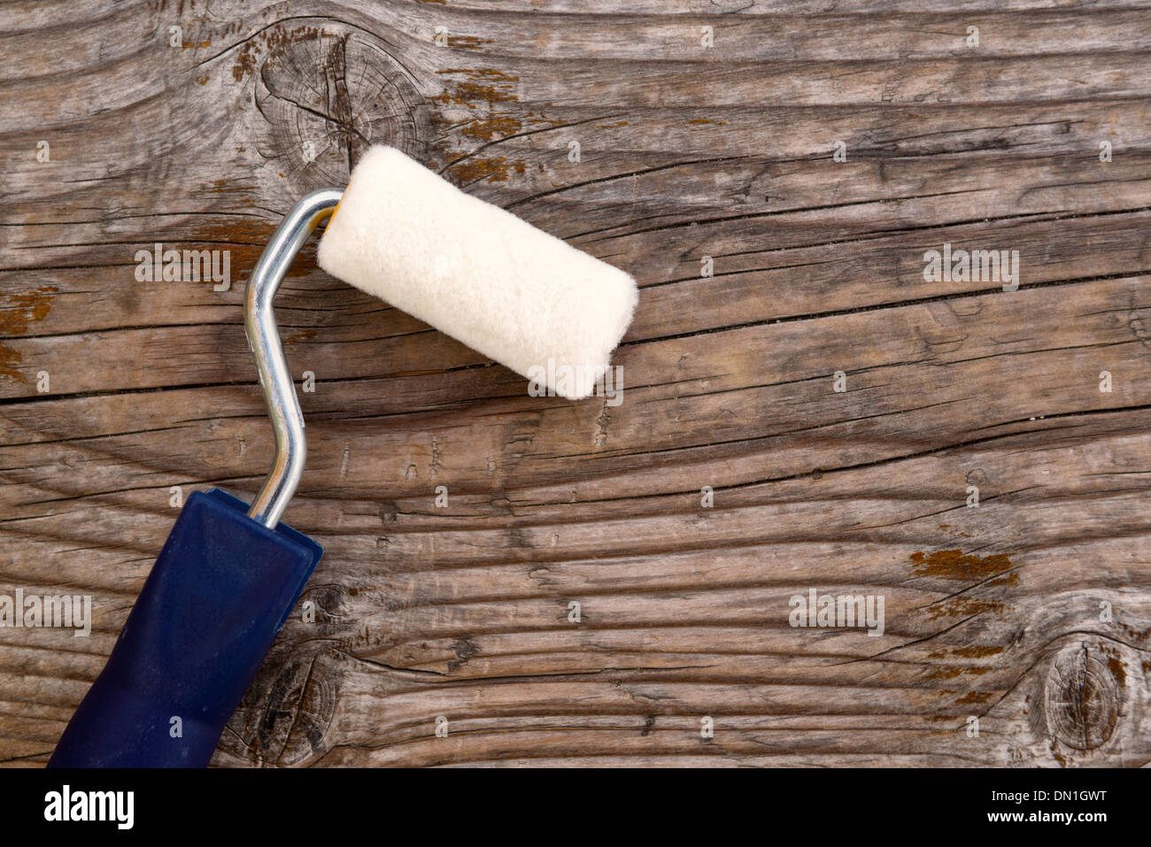 Kleine Farbrolle auf alten Holz Hintergrund. Renovierung und Sanierung-Konzept. Stockfoto