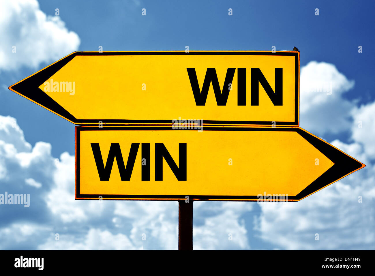 Win-Win-Situation, entgegengesetzte Vorzeichen. Zwei entgegengesetzten Vorzeichen vor blauem Himmelshintergrund. Stockfoto