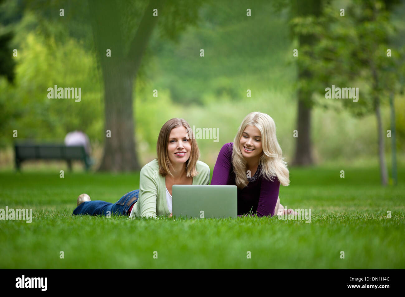 Frauen mit Laptop im Park Stockfoto