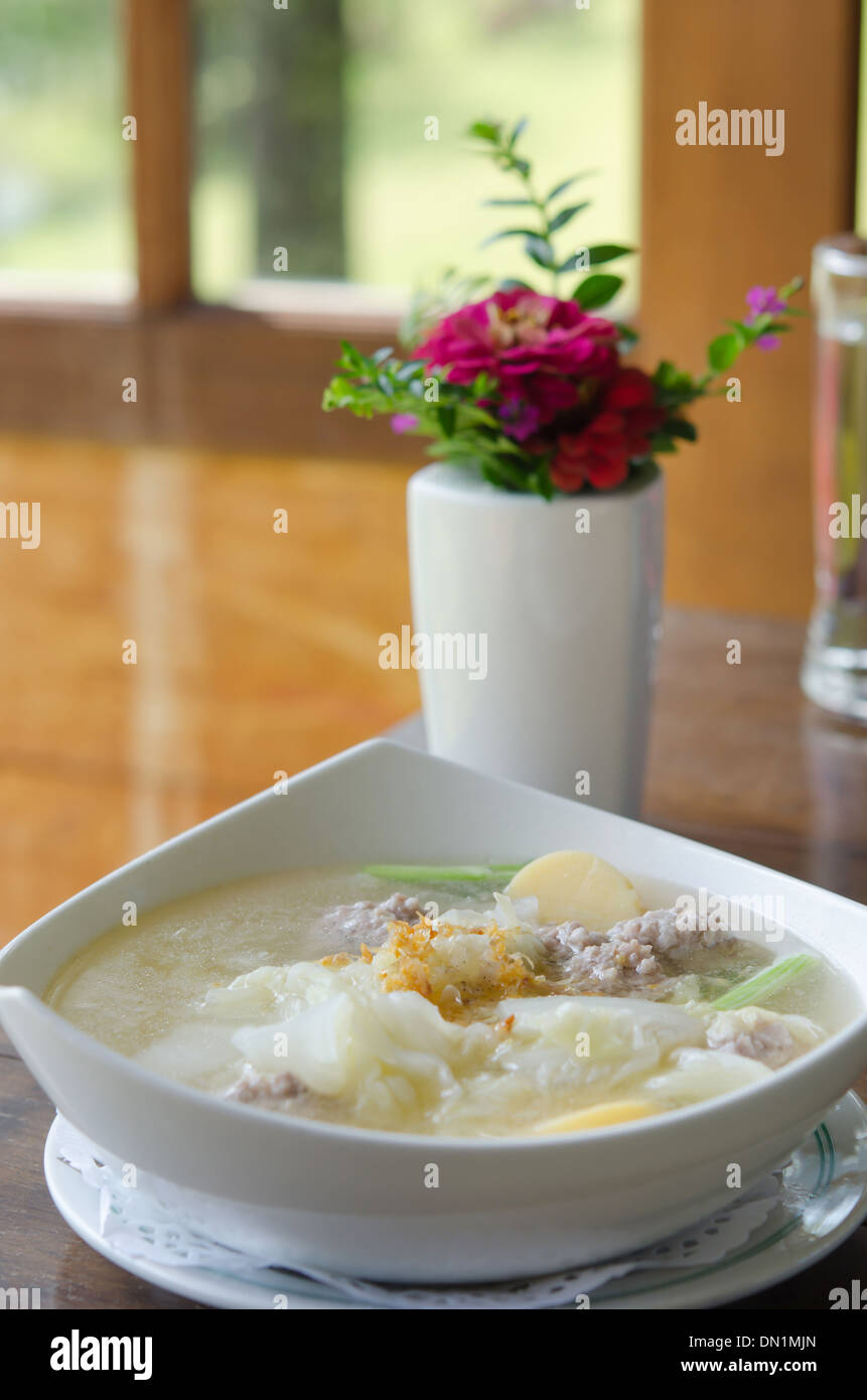 Hausgemachte Suppe mit Schweinefleisch, Frikadellen, Tofu und Gemüse Stockfoto