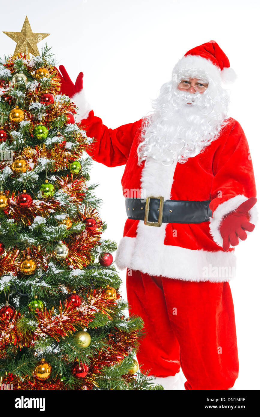 Santa Claus und einen Weihnachtsbaum isoliert auf einem weißen Hintergrund. Stockfoto