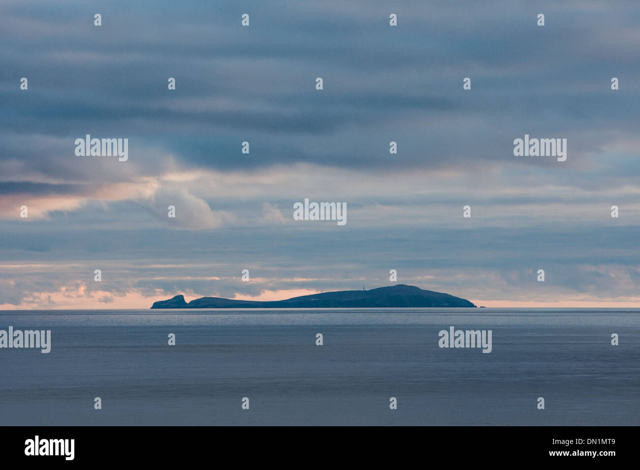 Fair-Isle-fotografiert von Sumburgh Head, Shetland, liegt die Insel 24 Meilen südwestlich von Sumburgh Head. Stockfoto