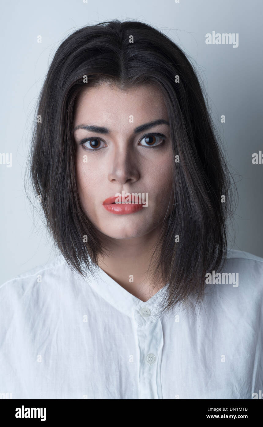 Teenager-Mädchen im dramatischen Make-up-Look sieht aus wie Michael Jackson Stockfoto