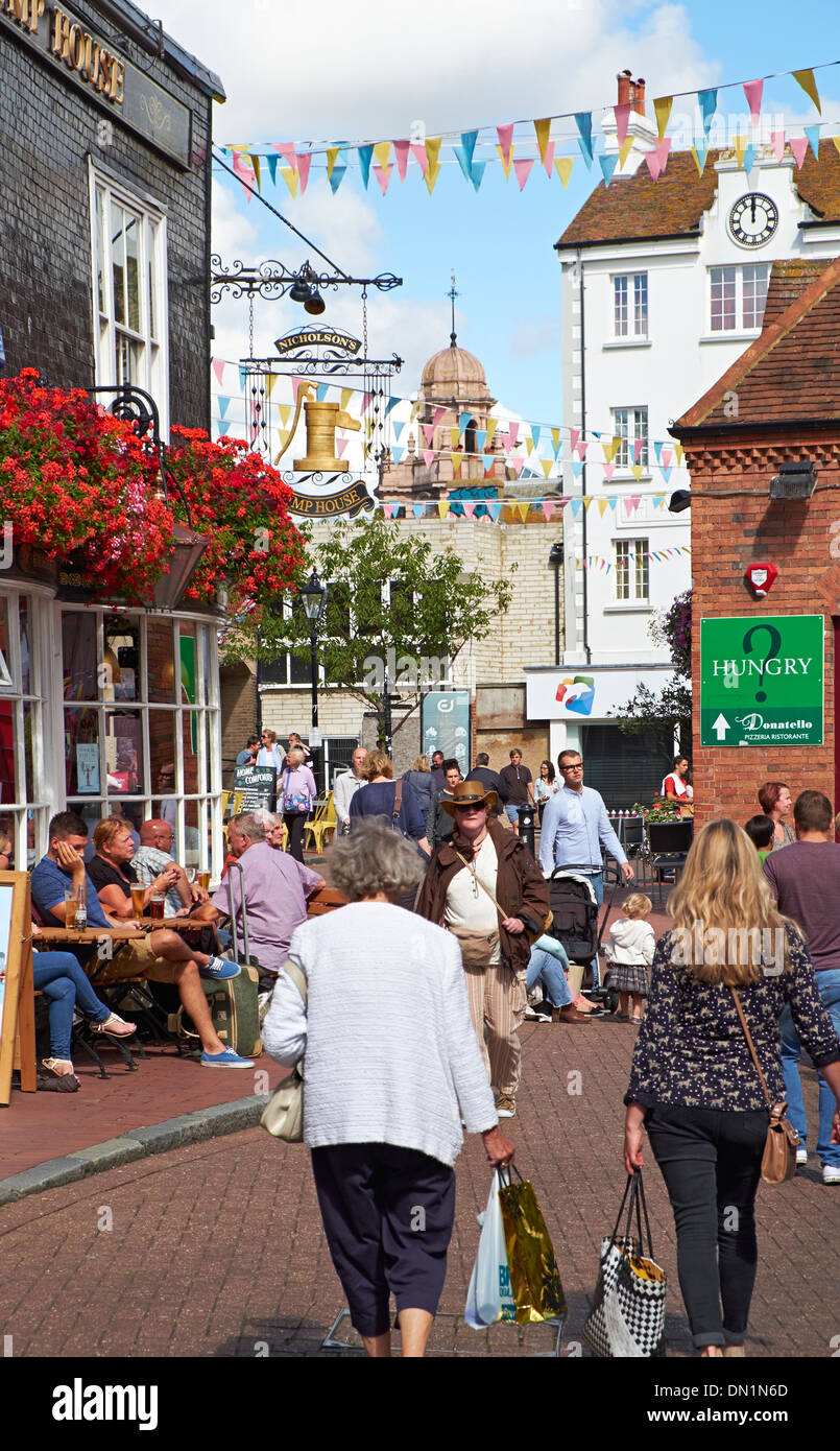 Touristen-Shopping in den Gassen in Brighton, England, Vereinigtes Königreich. Stockfoto