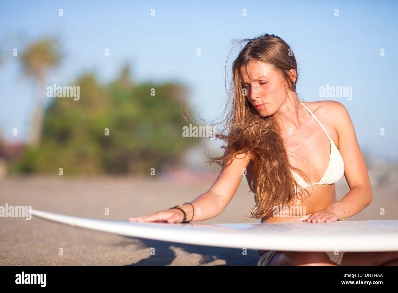 junges Mädchen mit Surfbrett. Stockfoto
