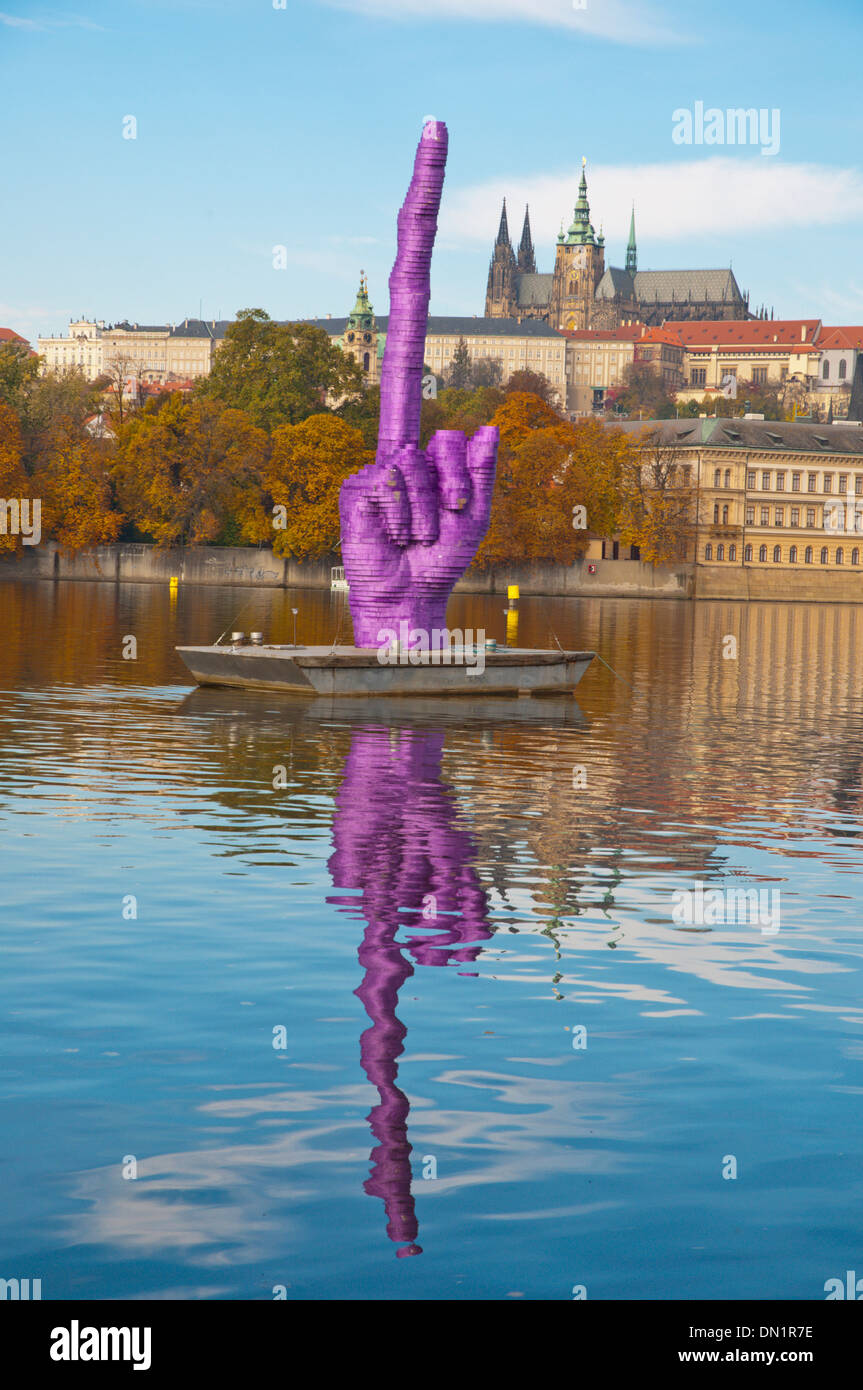 David Cerny temporäre Skulptur Mittelfinger zeigte auf der Burg-Prag, Tschechische Republik, Europa Stockfoto