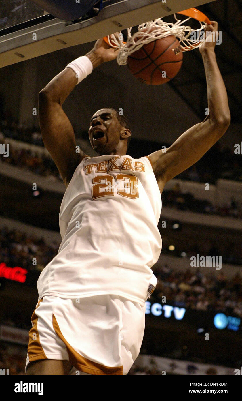 11. März 2006; Dallas, TX, USA; Texas' LaMarcus Aldridge dunks gegen Texas A & M während der 2006 Phillips 66 Big 12 Männer Meisterschaft im American Airlines Center in Dallas, Tx. obligatorische Credit: Foto von Edward A. Ornelas/San Antonio Express-News ZUMA Press. (©) Copyright 2006 von San Antonio Express-News Stockfoto