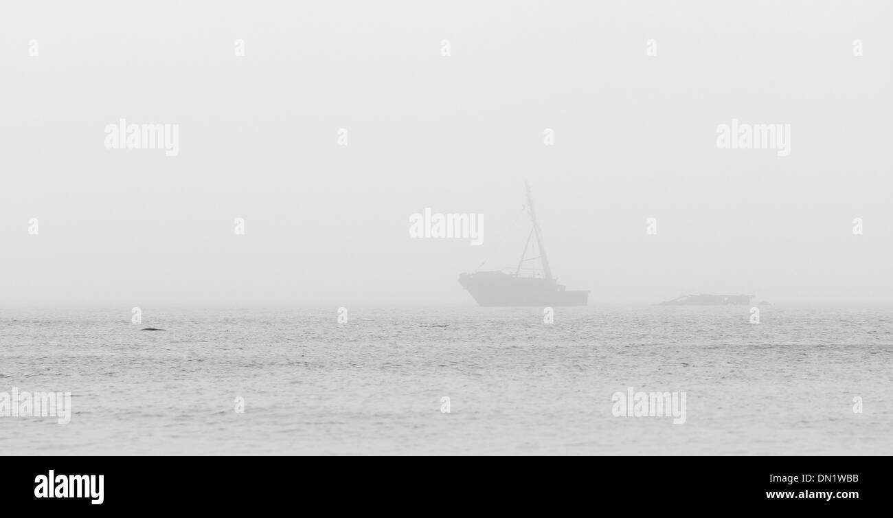 Altes Schiffswrack im Meer an einem nebligen Tag Stockfoto