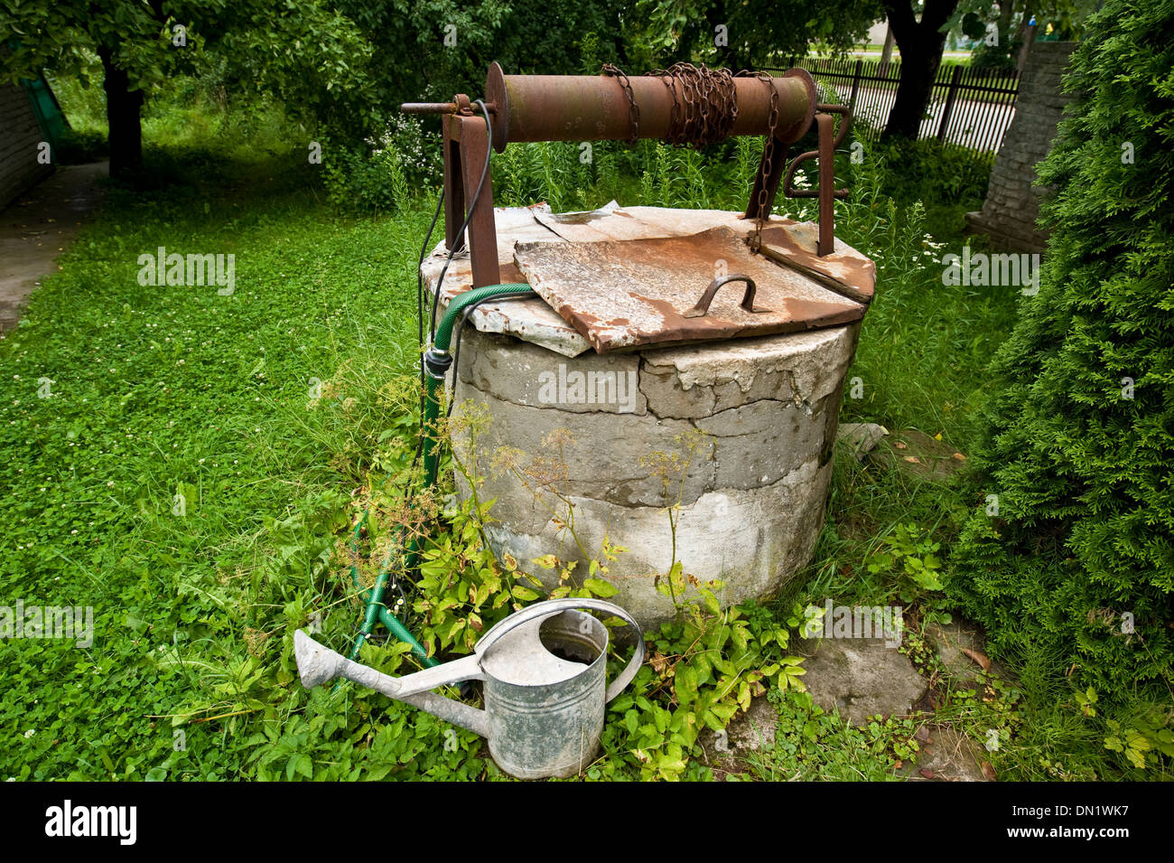 Ein altes Wasser auch noch in Gebrauch. Gołąb Dorf in Zentralpolen, Stockfoto