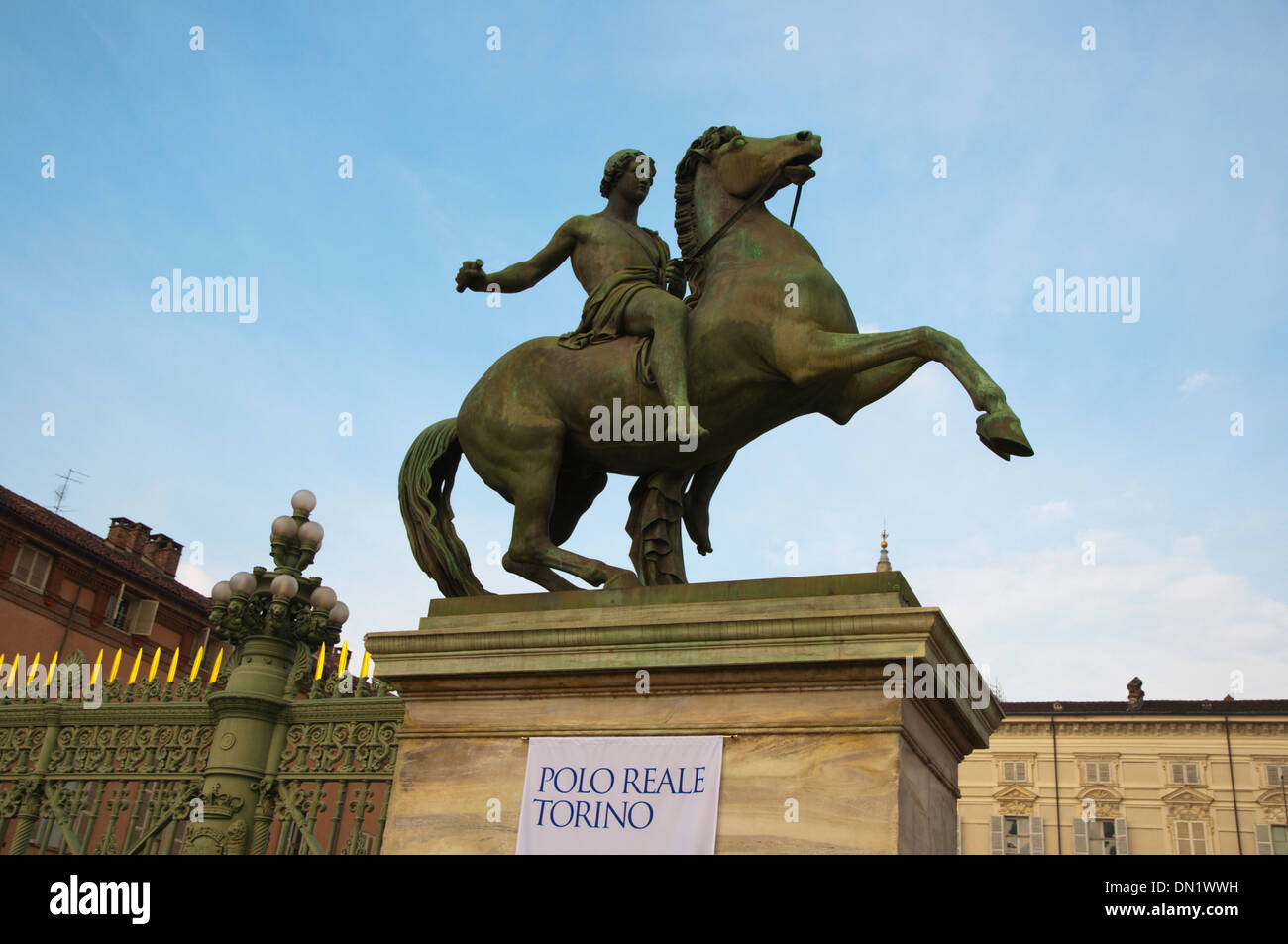 Reiterstandbild am Piazza Castello vor Palazzo Reale Königspalast zentrale Turin Piemont Italien Europa Stockfoto Reiterstandbild am Piazza Castello vor Palazzo Reale Königspalast zentrale Turin Piemont Italien Europa Stockfoto