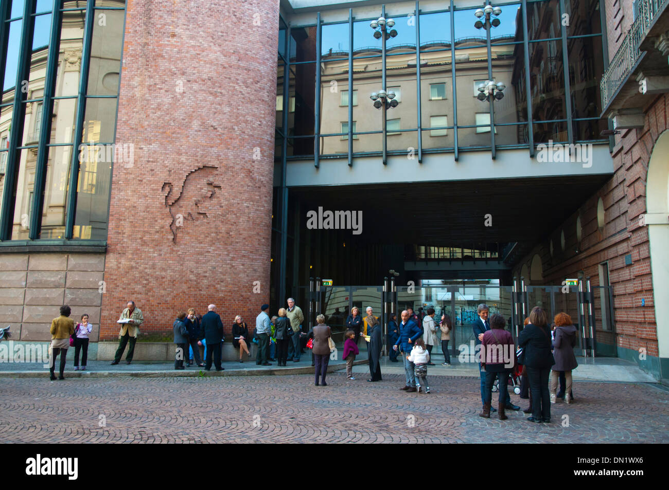 Wartenden außen Teatro Regio Theater am Piazza Castello Schloss Quadrat zentrale Turin Piemont Italien Europa Stockfoto