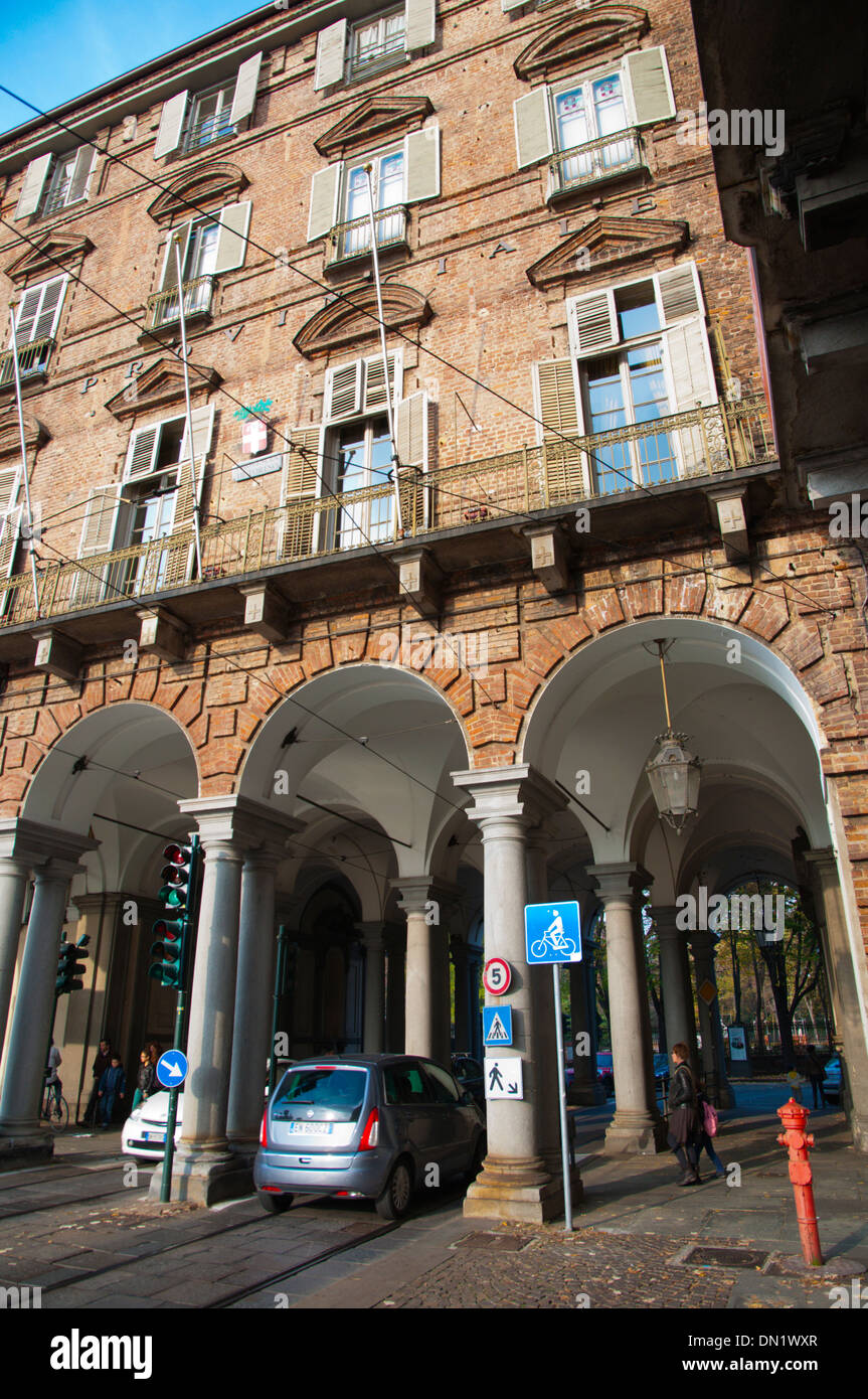 Verkehr geht durch ein Gebäude an der Piazza Castello quadratischen zentralen Region Turin Piemont Italien Europa Stockfoto Verkehr geht durch ein Gebäude an der Piazza Castello quadratischen zentralen Region Turin Piemont Italien Europa Stockfoto