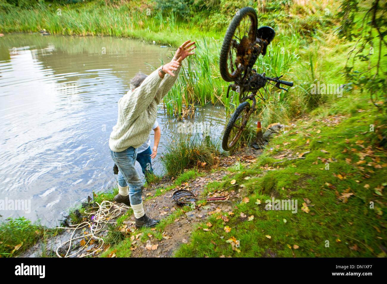 ein Fahrrad entfernen aus einem Teich Stockfoto