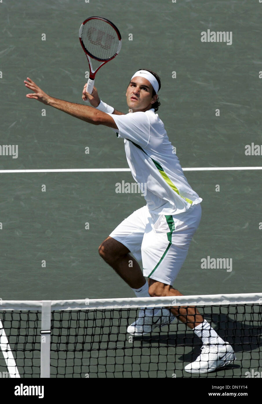 2. April 2006; Key Biscayne, FL, USA; NASDAQ-100 Open Tennis.   Roger Federer reiht sich eine obenliegende Slam bei seinem Sieg über Ivan Ljubicic. Federer besiegt Ljubicic 7-6, 7-6, 7-6, der Nasdaq-100 Open zu gewinnen.  Obligatorische Credit: Foto von Allen Eyestone/Palm Beach Post/ZUMA Press. (©) Copyright 2006 von Palm Beach Post Stockfoto