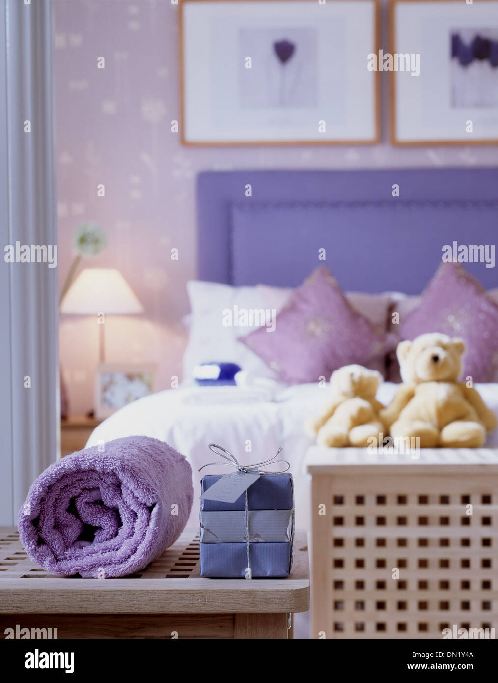 Blau und lila Schlafzimmer. Stockfoto