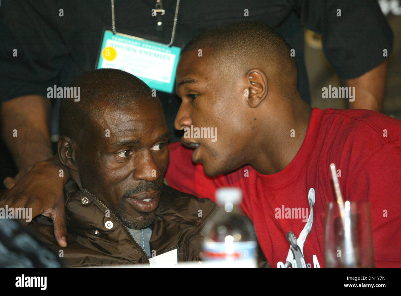 6. April 2006; Las Vegas, NV, USA; Champion und ungeschlagenen Kämpfer "PRETTY BOY" FLOYD MAYWEATHER (R) spricht mit seinem Trainer und Onkel ROGER MAYWEATHER (L) bei der Pressekonferenz geschworen Feinde MAYWEATHER VS ZAB JUDHA im Caesars Palace Hotel & Casino in Las Vegas. Der Kampf ist am 08.04.06 in der Thomas and Mack Arena & auf Pay-Per-View im Fernsehen übertragen werden. Obligatorische Credit: Foto: Stockfoto