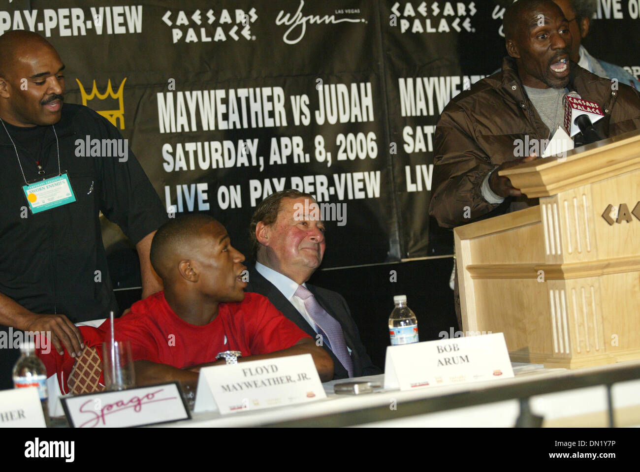 6. April 2006; Las Vegas, NV, USA;  ROGER MAYWEATHER ehemalige Box-Champion, Trainer & Onkel Floyd Mayweather spricht bei der Pressekonferenz geschworen Feinde MAYWEATHER VS ZAB JUDHA im Caesars Palace Hotel & Casino in Las Vegas. Promoter BOB ARUM (L) und FLOYD MAYWEATHER (rotes Hemd) hört während ROGER spricht. Der Kampf ist am 08.04.06 in Thomas & Mack Arena und werden te Stockfoto