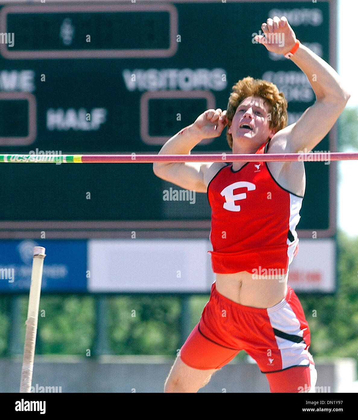 7. April 2006; Austin, TX, USA; Leichtathletik: Victor Weirich löscht die Messlatte für die gewinnende Tresor in einem Sprung aus der High School Division Stabhochsprung in Texas Relays. Obligatorische Credit: Foto von T Reel/San Antonio Express-News/ZUMA Press. (©) Copyright 2006 von San Antonio Express-News Stockfoto