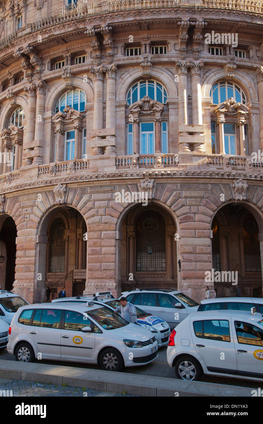 Taxis vor Palazzo della Nuova Bursa Gebäude Piazza de Ferrari qm Genua Ligurien Italien Europa Stockfoto
