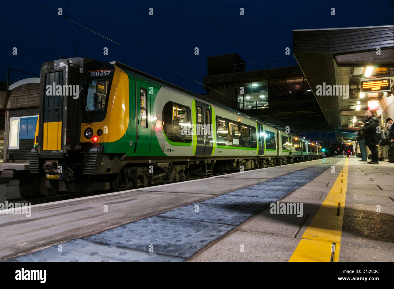 Der Regionalzug London Midland wartet auf den Verlassen des Bahnhofs Stafford, wenn das Licht verblasst Stockfoto