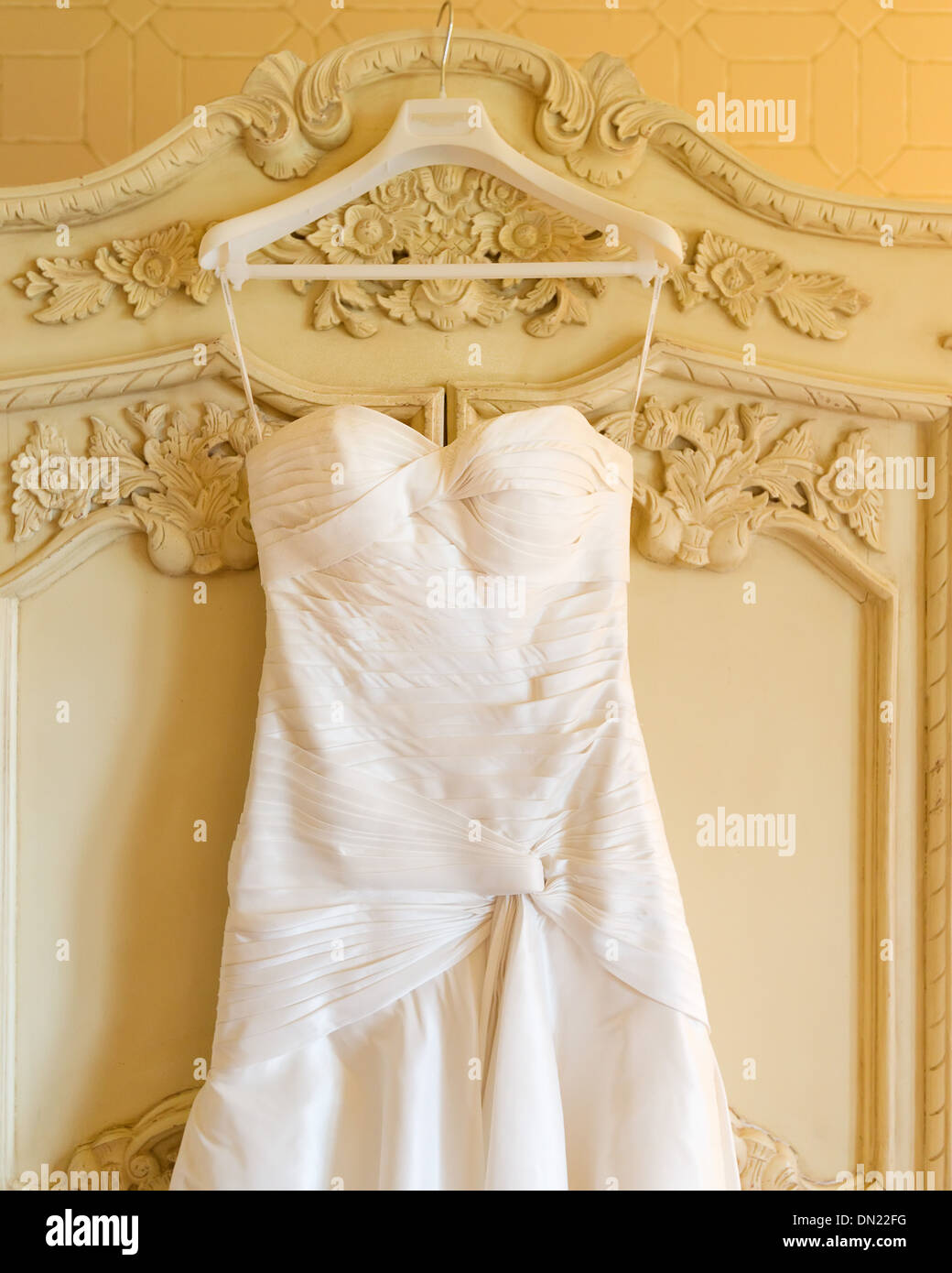 Braut Kleid auf einem Kleiderbügel in Bräute Haus wartet auf den großen Tag Stockfoto
