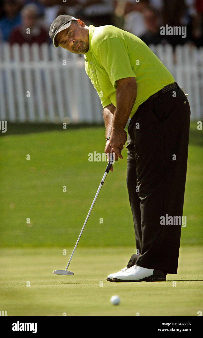 1. Mai 2006; Rancho Santa Fe, CA, USA; Golfer GRANT FUHR geputtet am 18. Loch, das Pro Toyota Celebrity Classic Golfturnier im Morgan laufen Golf Resort in Rancho Santa Fe zu gewinnen. Obligatorische Credit: Foto von Dan Trevan/SDU-T/ZUMA Press. (©) Copyright 2006 by SDU-T Stockfoto