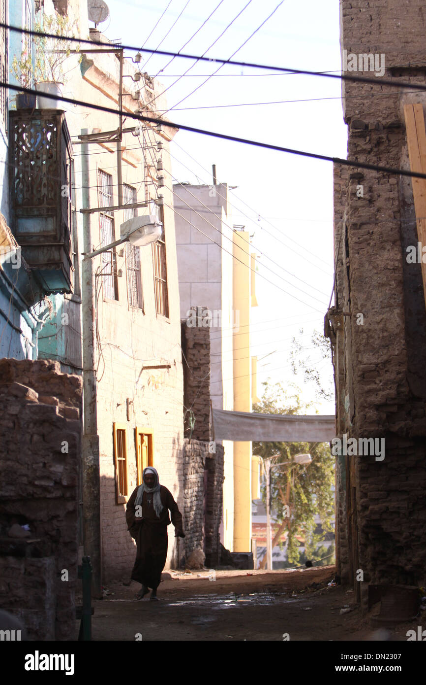 Mann von Esna Ägypten (Mann zu Fuß in den Morgen @ Esna, Assuan - Ägypten. Stockfoto