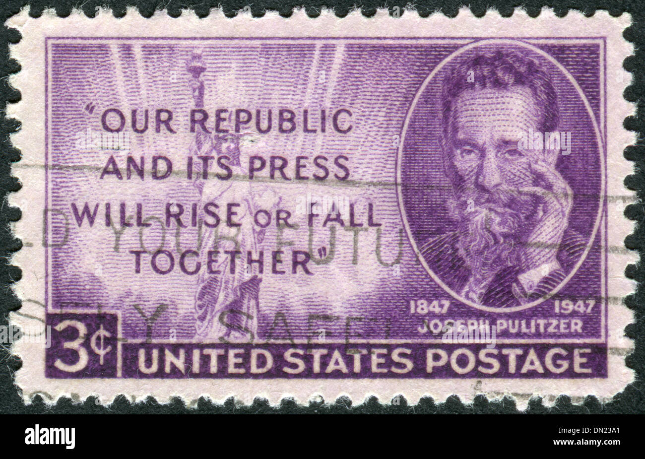 USA - ca. 1947: Briefmarke gedruckt in den USA zeigt Joseph Pulitzer (Geburt Hundertjahrfeier) und Statue of Liberty, ca. 1947 Stockfoto