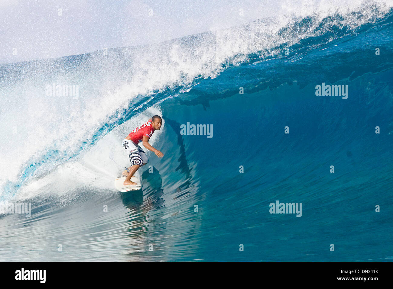 13. Mai 2006; Teahupoo, Teahupoo, TAHITI; 2005-Rookie des Jahres FRED PATACCHIA (North Shore, Haw) (Bild) fertigen Zweitplatzierte in der Billabong Pro Tahiti heute. Patacchia dominiert, während der gesamten Veranstaltung, aber er unterlag nur knapp um weniger als einen Punkt von enger Freund und Rookie Bobby Martinez (CA, USA) im 40-minütige Finale. Patacchia versenkt 10 000 US$ Preisgeld und bewegen Stockfoto