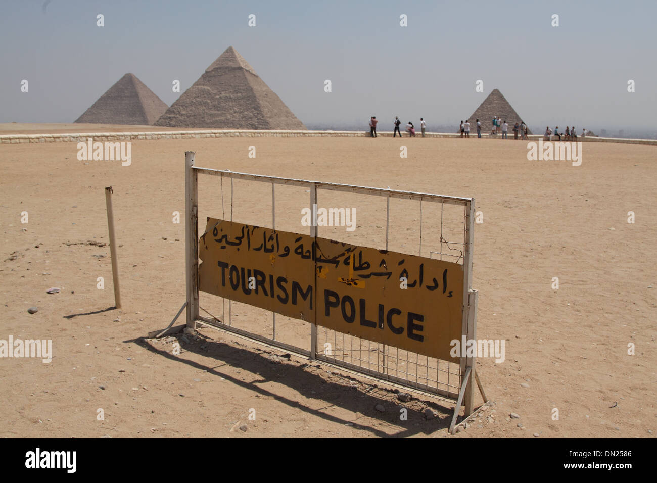 Pyramiden von Gizeh mit Tourismus Polizei melden Stockfoto