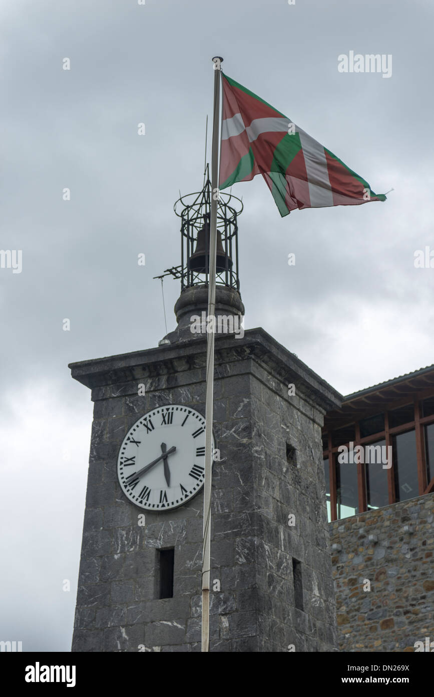 Madariaga Turm im Busturia Village auf Urdaibai Biosphäre zu reservieren, Biskaya, Baskenland, Spanien Stockfoto