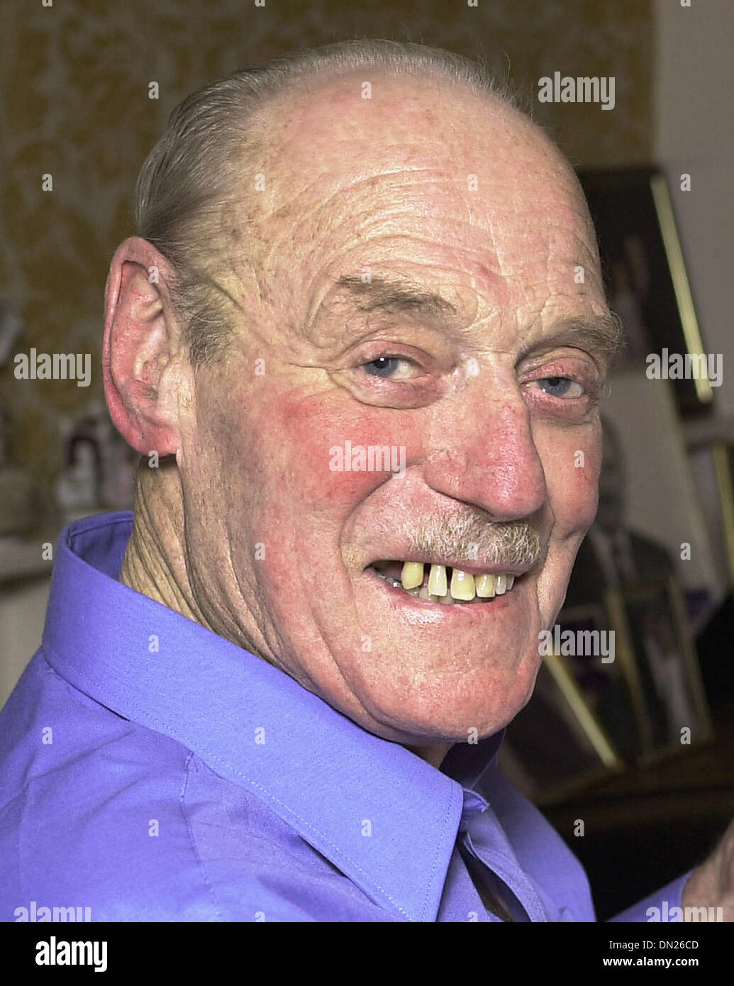 Datei PIC: Jack Kenneth Slipper (20. April 1924 Ð 24. August 2005) war ein Kriminalhauptkommissar in der Metropolitan Police in London. Er war bekannt als Lipper der Werft' (Scotland Yard). Er war vor allem für seine Rolle bei der Untersuchung der Große Zug Raub 1963 bekannt, und bei der Verfolgung von Ronnie Biggs nach entkam er aus dem Gefängnis im Jahre 1965, obgleich er Brasilien ohne Biggs zu verlassen. Dargestellt in den Ruhestand im Jahr 2001. Aus den Archiven von Presse Portrait Service (ehemals Presse Portrait Bureau) Stockfoto
