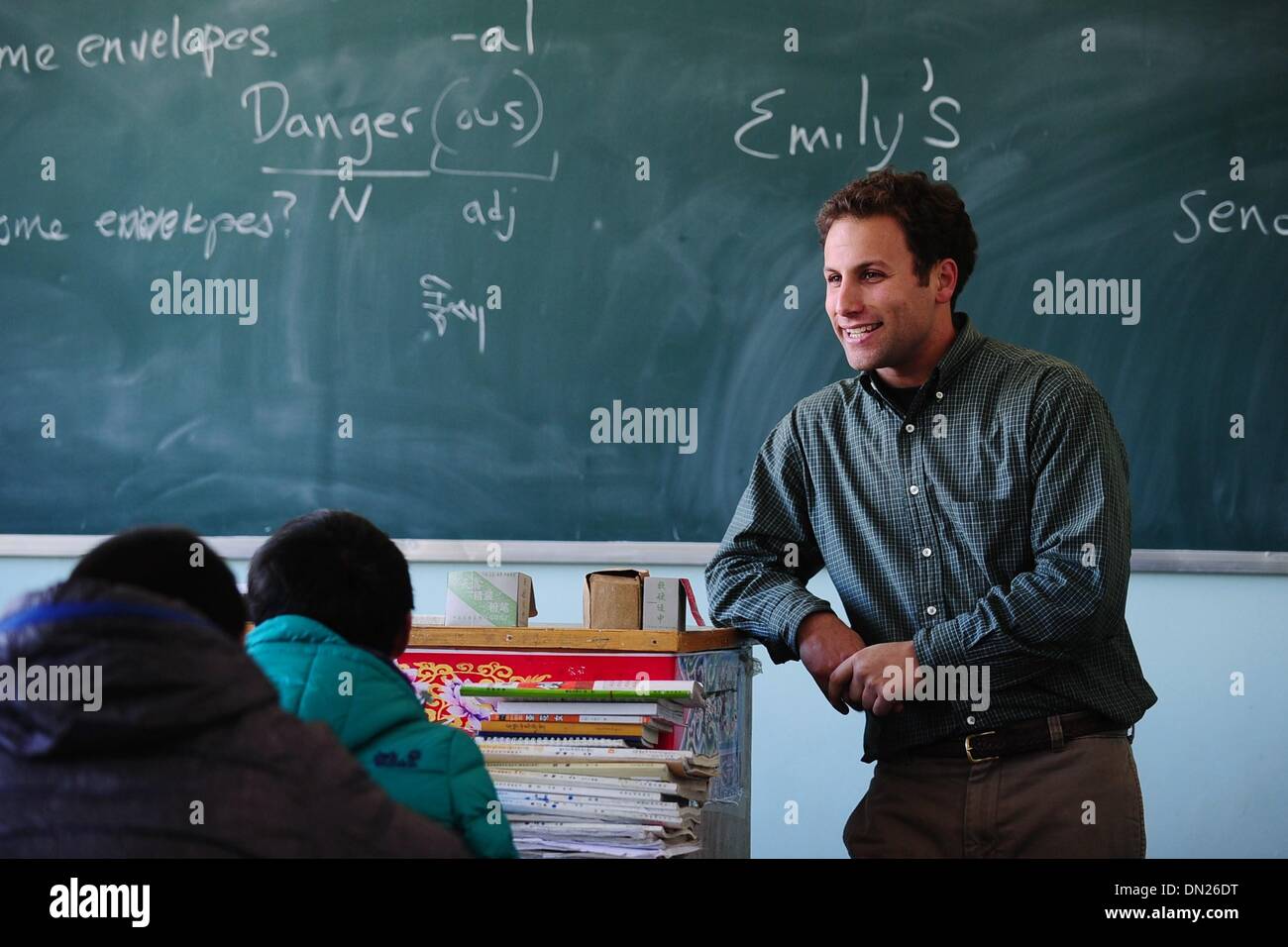 (131218)--ist, 18. Dezember 2013 (Xinhua)--Andrew Studenten an der zweiten Minzu Middle School in der tibetischen autonomen Präfektur von ist, Nordwesten Chinas Provinz Qinghai, 17. Dezember 2013 Klasse verleiht. Die 29 Jahre alte Andrew Frankel aus Amerika hat immer Interesse in der tibetischen Kultur zeigte. Im Jahr 2012 er verließ seine Heimatstadt für Qinghai und arbeitete als Lehrerin in der Schule. Neben Englisch Unterricht, gründete er eine englische Bücher-Ecke und ein Film-Club Atmosphäre besser Englisch-Studium für Studenten. "Ich liebe es, mit meinen Schülern zu bleiben," sagte Andrew wie fand er die Stockfoto