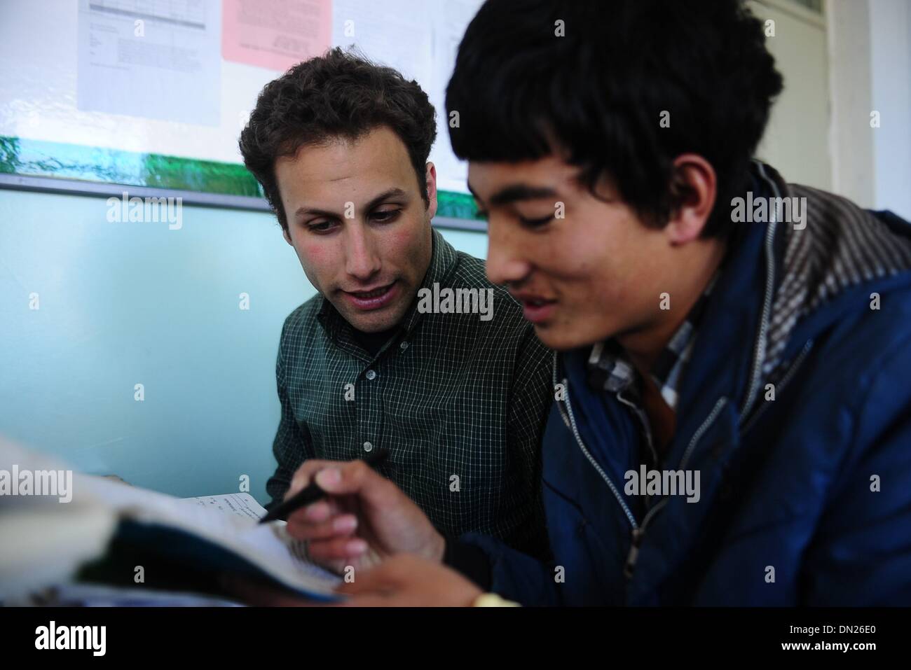 (131218)--ist, 18. Dezember 2013 (Xinhua)--Andrew Tutoren einen Studenten an der zweiten Minzu Middle School in der tibetischen autonomen Präfektur von ist, Nordwesten Chinas Provinz Qinghai, 17. Dezember 2013. Die 29 Jahre alte Andrew Frankel aus Amerika hat immer Interesse in der tibetischen Kultur zeigte. Im Jahr 2012 er verließ seine Heimatstadt für Qinghai und arbeitete als Lehrerin in der Schule. Neben Englisch Unterricht, gründete er eine englische Bücher-Ecke und ein Film-Club Atmosphäre besser Englisch-Studium für Studenten. "Ich liebe es, mit meinen Schülern zu bleiben," sagte Andrew, da fand er die zwei-y Stockfoto