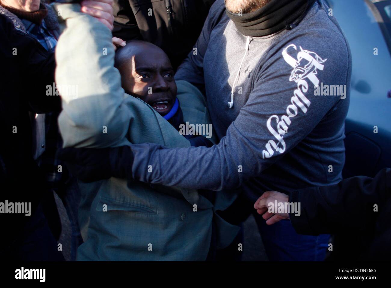 Jerusalem, Knesset (Parlament) in Jerusalem. 18. Dezember 2013. Israelische Einwanderung Polizisten zwingen einen afrikanischen Asylbewerber auf einen Bus in Richtung zu einem Gefängnis während einer Protestaktion vor der Knesset (Parlament) in Jerusalem, am 17. Dezember 2013. Einige 200 afrikanische Asylbewerber protestieren vor dem israelischen Ministerpräsidenten Büro gegen ein Gesetz, so dass um sie auf unbestimmte Zeit in Haft zu halten wurden verhaftet und wieder in Haftanstalten, berichteten lokale Medien. Bildnachweis: Muammar Awad/Xinhua/Alamy Live-Nachrichten Stockfoto