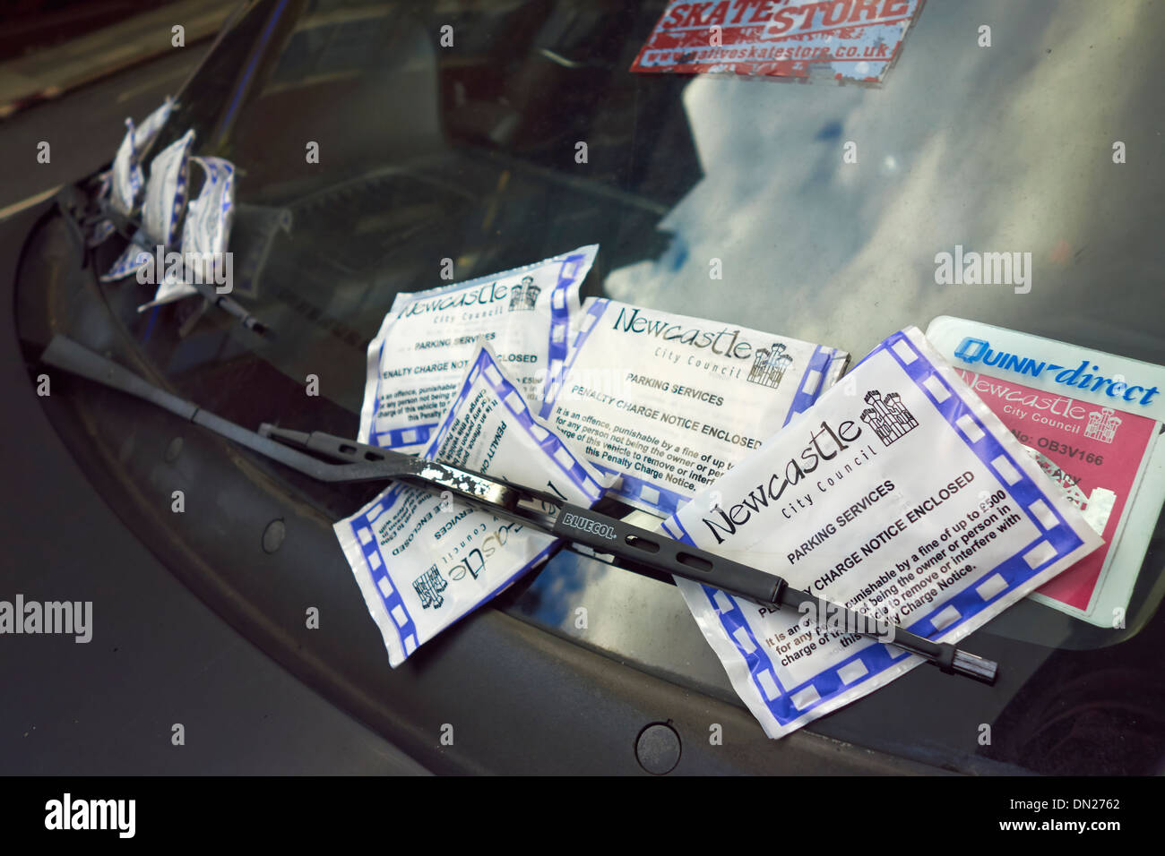 Verlassenes Auto mit viel Strafzettel an der Windschutzscheibe. Stockfoto
