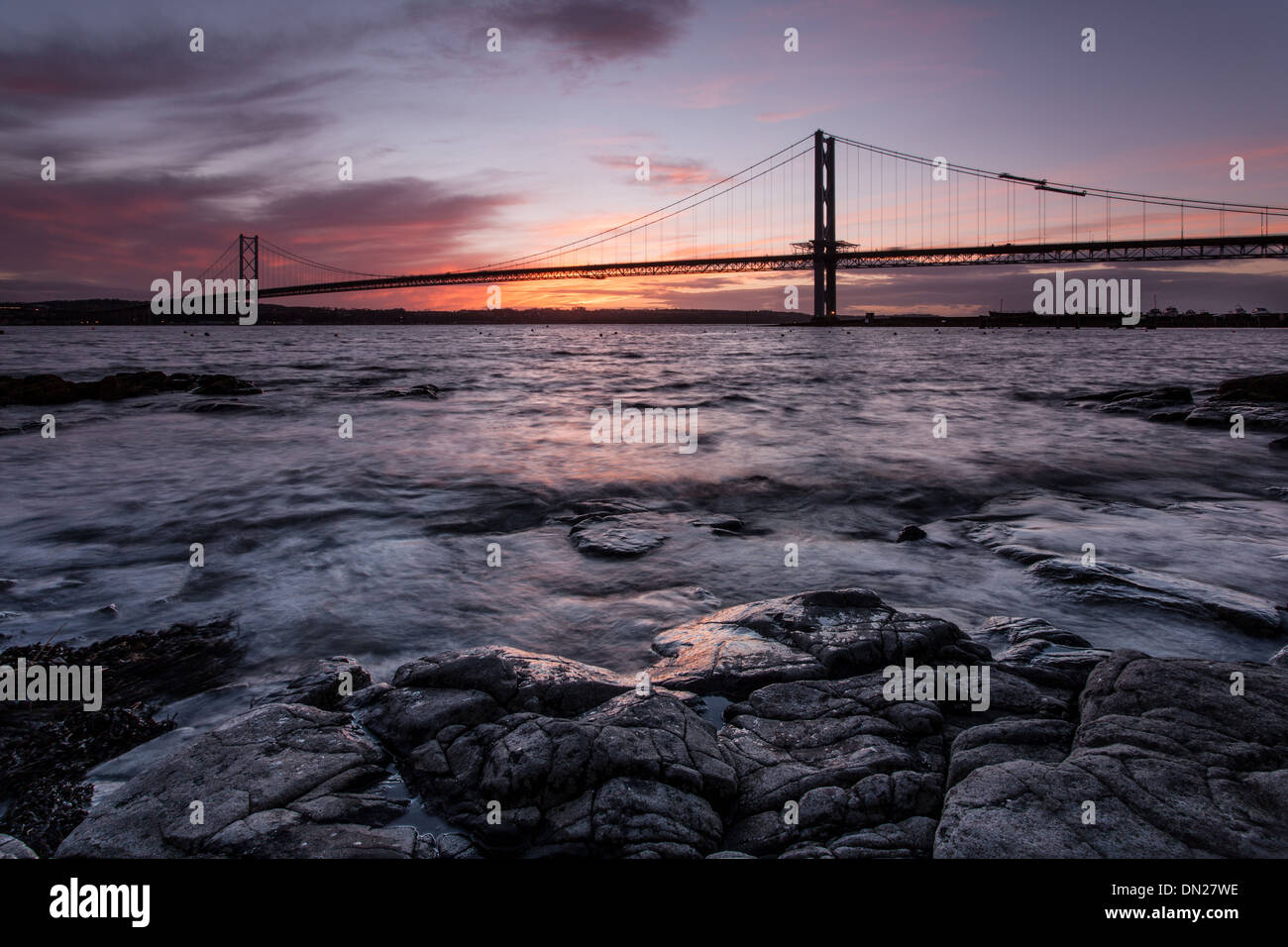 Dämmerung, Forth Road Bridge und Firth of Forth, Fifeshire, Schottland Stockfoto