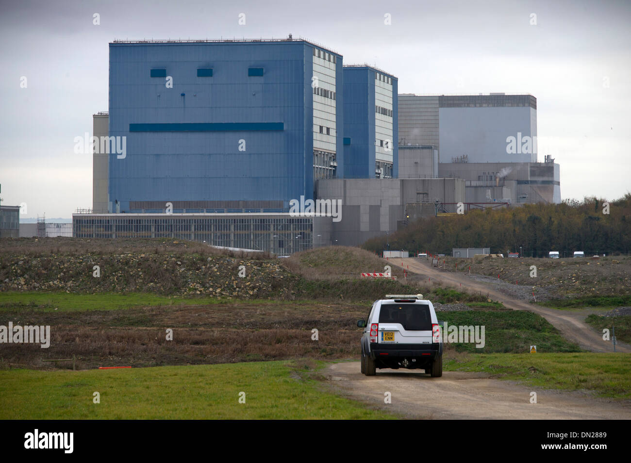 Hinkley Point b Kernkraftwerk mit Mike Harrison (Station Direktor b Station) in blauen Overalls und Nigel cann (hinkley c Leiter Konstruktion Stockfoto