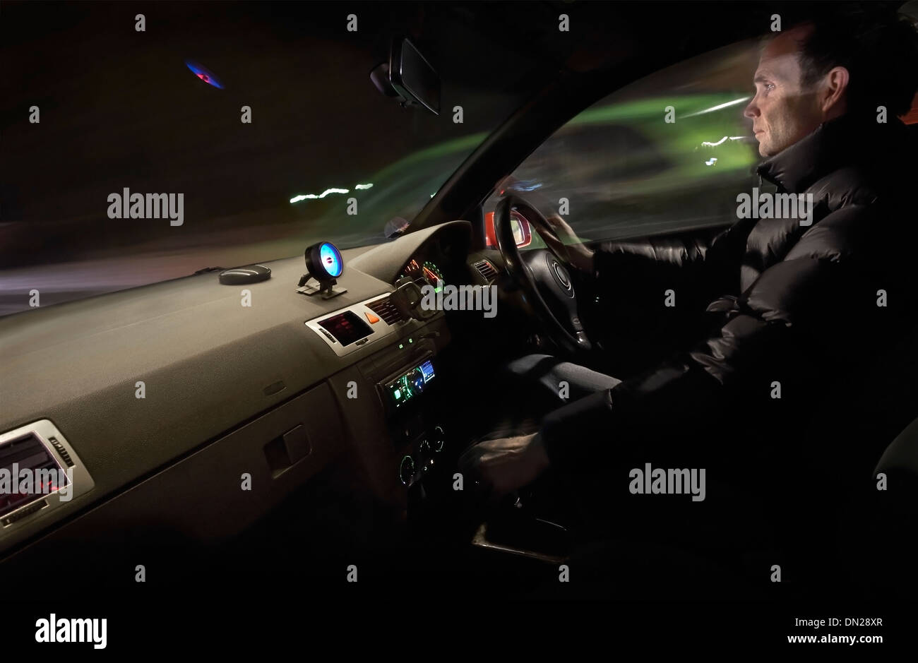 Eine Innenansicht eines Mannes Rennwagen in der Nacht. Stockfoto