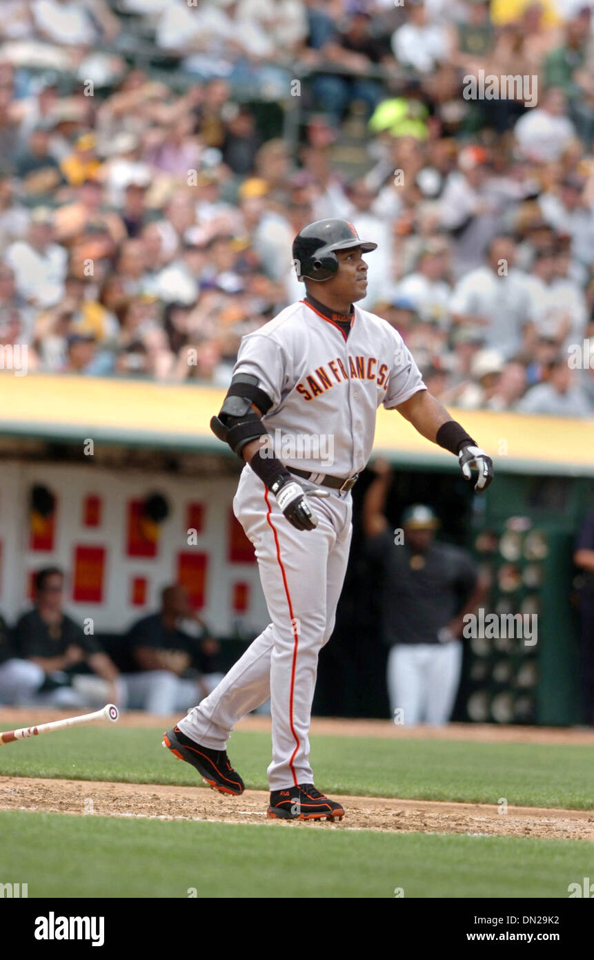 20. Mai 2006; Oakland, Kalifornien, USA; BASEBALL MLB: Riesen Slugger BARRY BONDS drücken Sie Home-Run #714 aus Leichtathletik Starter Brad Halsey im 2. Inning Samstagnachmittag Spiel zwischen den San Francisco Giants und Oakland Athletics Stadium McAfee in Oakland. Obligatorische Credit: Foto von Jose Luis Villegas/Sacramento Bee/ZUMA Press. (©) Copyright 2006 von Sacramento Bee Stockfoto