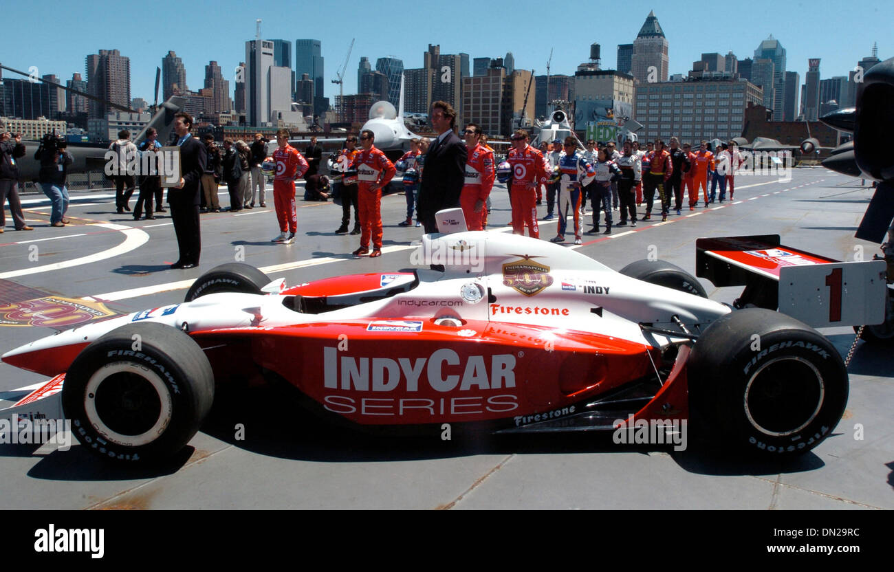 22. Mai 2006; Manhattan, NY, USA; Indianapolis 500 Treiber Pose auf dem Flugdeck der USS Intrepid in New York am 22. Mai 2006 als IRL IndyCar Series präsentiert die Startaufstellung auf der Indianapolis 500 Medientag der Intrepid Sea, Air and Space Museum. 90. Indianapolis 500 soll auf 28. Mai 2006 auf dem Indianapolis Motor Speedway ausgeführt werden.  Obligatorische Credit: Foto von Bryan Smit Stockfoto