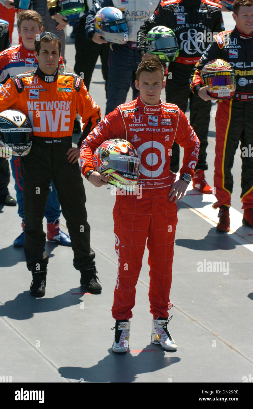 22. Mai 2006; Manhattan, NY, USA; Indianapolis 500 Fahrer, darunter Vorjahressieger DAN WHELDON, auf dem Flugdeck der USS Intrepid am 22. Mai 2006 in New York als IRL IndyCar-Serie die Startaufstellung bei den Indianapolis 500 Medientag der Intrepid Sea, Air and Space Museum präsentiert. 90. Indianapolis 500 soll auf 28. Mai 2006 auf dem Indianapolis Motor Speedway ausgeführt werden. Stockfoto