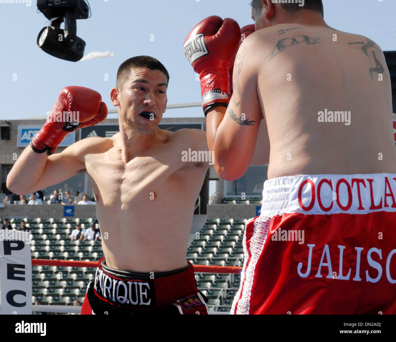 27. Mai 2006; Carson, Kalifornien, USA; ENRIQUE ORNELAS (rote Stämme) Niederlagen SERGIO RIOS mit einer 2. Runde TKO. Obligatorische Credit: Foto von Rob DeLorenzo/ZUMA Press. (©) Copyright 2006 by Rob DeLorenzo Stockfoto