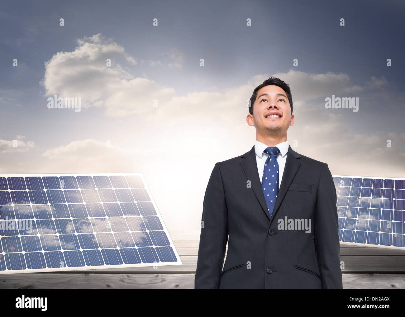 Zusammengesetztes Bild von Sonnenkollektoren auf Dielen in den Himmel Stockfoto