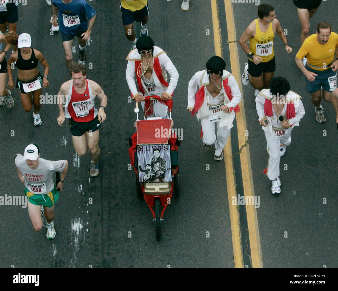 4. Juni 2006; San Diego, CA, USA; Tausende von Läufern, darunter mehrere Elvis, platzen durch den Nebel am Sonntagmorgen das diesjährige Rock ' n Roll Marathon starten.  Obligatorische Credit: Foto von Peggy Peattie/SDU-T/ZUMA Press. (©) Copyright 2006 by SDU-T Stockfoto