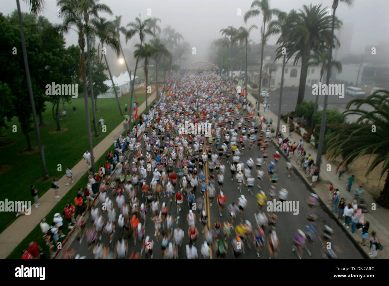 4. Juni 2006; San Diego, CA, USA; Tausende von Läufern, darunter mehrere Elvis, platzen durch den Nebel am Sonntagmorgen das diesjährige Rock ' n Roll Marathon starten.  Obligatorische Credit: Foto von Peggy Peattie/SDU-T/ZUMA Press. (©) Copyright 2006 by SDU-T Stockfoto